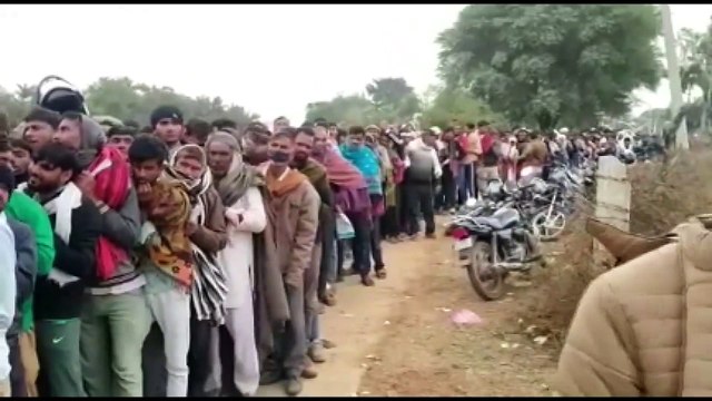 अलवर में यूरिया खाद के लिए किसानों की लगी लम्बी लाइन ,भगदड़ में कई किसान गिरे, देखें वीडियो