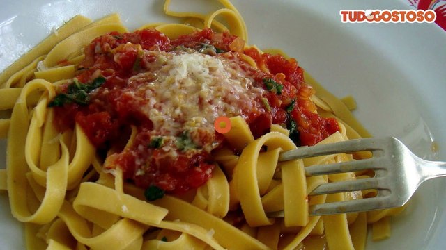 Macarrão com molho de tomate simples