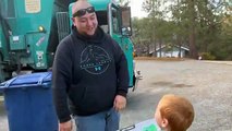 Un éboueur fait une belle surprise à un enfant fan de lui