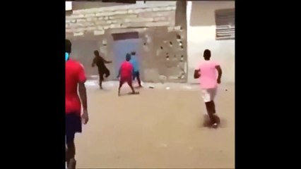 Il rate le but mais pas la tête du supporter