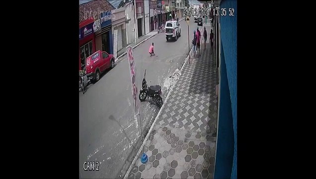 Un prisonnier menotté réussit à s'échapper d'une voiture de police