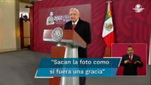 AMLO exhibe y critica foto de García Luna mirando a Carla Bruni en visita a México