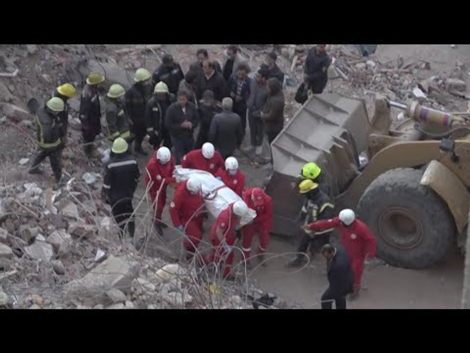 انتشال جثمان أحد الضحايا من تحت أنقاض عقار جسر السويس