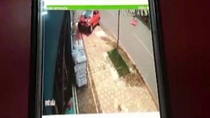 Câmera flagra carro subindo na calçada em colisão de trânsito na Erechim