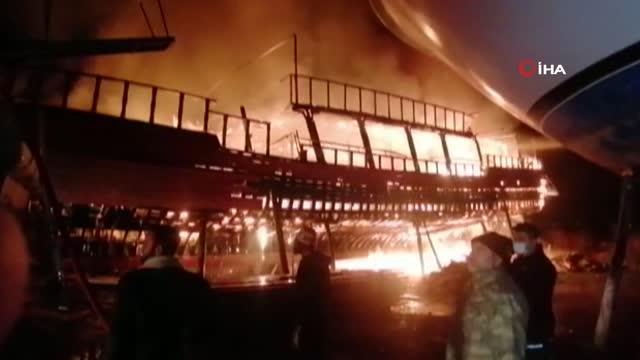 26 metrelik tur teknesi tamir sırasında alev aldı
