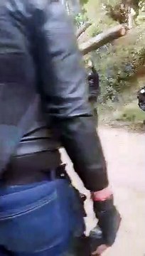Agentes PNC retiran árboles que pobladores de Nahualá tiraron sobre el camino para bloquear paso.