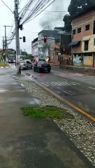 Carro pega fogo em Vitória