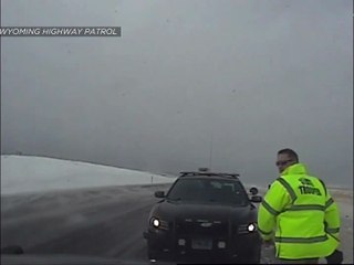 شاهد: كيف تفادى ضابط دورية صدمة لسيارة مسرعة على الطريق العام؟