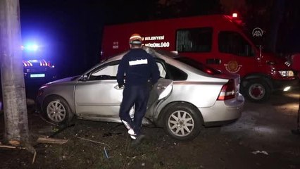 Elektrik direğine çarpan otomobilin sürücüsü yaralandı