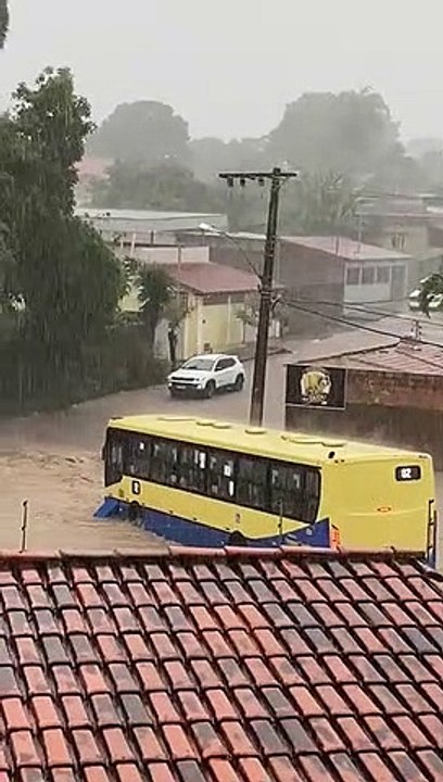 Chuva: córregos transbordam e deixam famílias desalojadas em Divinópolis