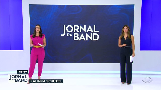 Os agentes estavam em horário de trabalham e nas imagens um deles sai com uma mulher e eles se beijam. O outro troca beijos com uma mulher debaixo de uma marquise. #BandJornalismo