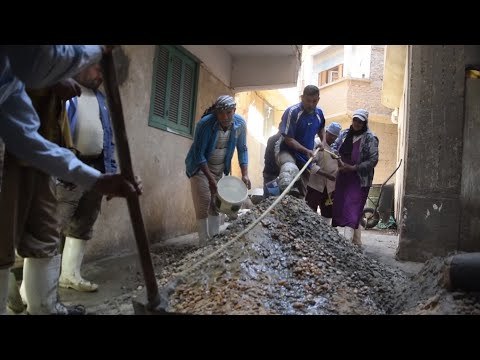الشغل مش عيب.. الحاجة عيوشة: أنا بميت راجل وبشتغل في الصبة والمعمار مع الرجال