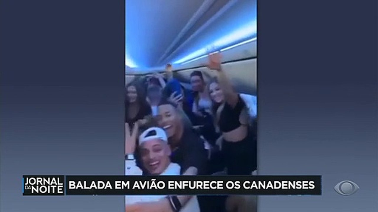 Veja o que um grupo de influenciadores canadenses aprontou. Eles fretaram um avião pra curtir o Ano Novo no México e a balada saiu do controle. Resultado: dezenas pegaram covid e a companhia não quer saber de levá-los de volta pra casa.