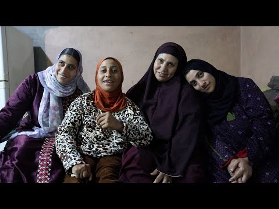 سامية ترعى 3 بنات من ذوي الهمم وتساعد زوجها