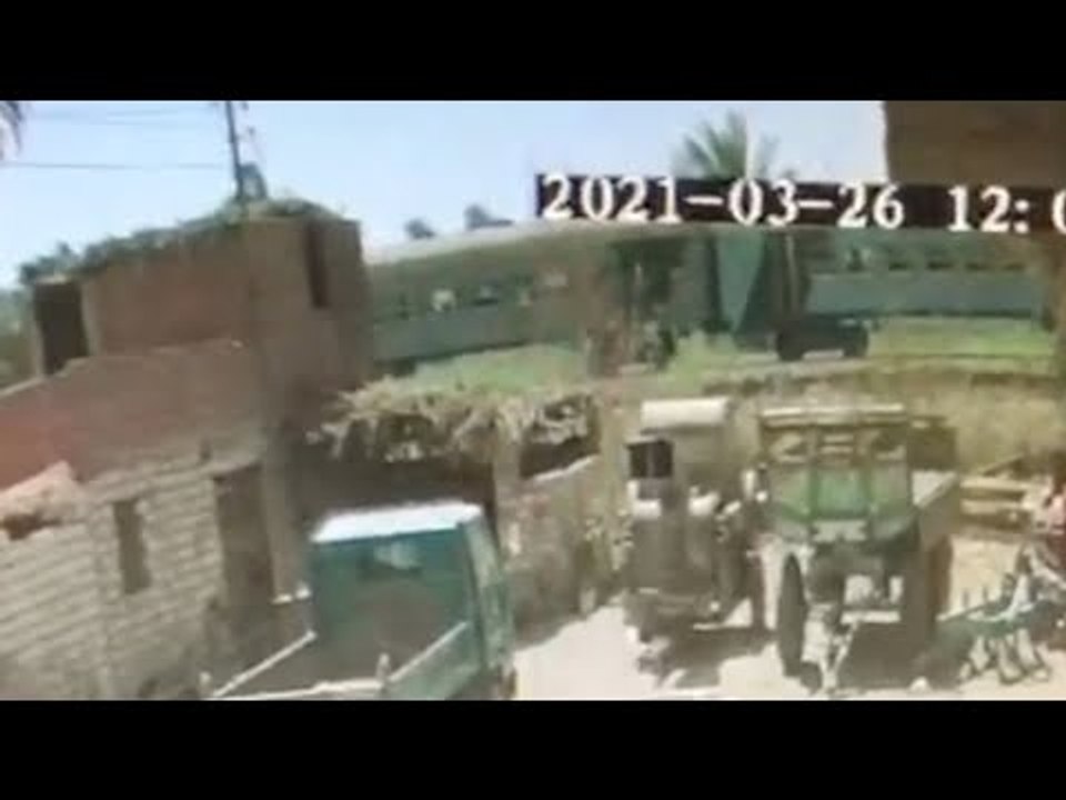 لحظة اصطدام  قطارين سوهاج