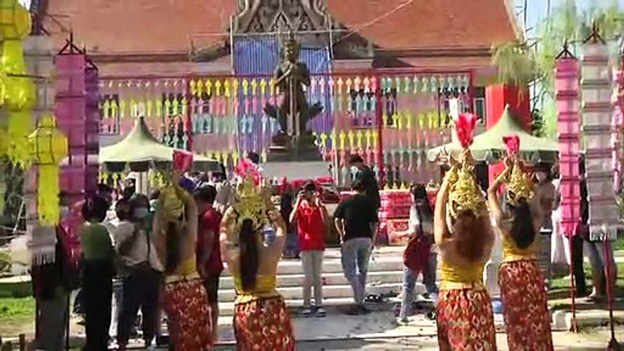 เจ๊ฟองเบียร์หอบประทัดแสนนัดน้ำแดงกว่า5400ขวดแก้บนท้าวเวสสุวรรณ