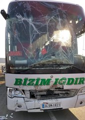 Yolcu otobüsü kamyonete çarptı: 1 yaralı