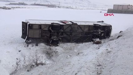 BİTLİS'TE YOLCU OTOBÜSÜ DEVRİLDİ 15 YARALI