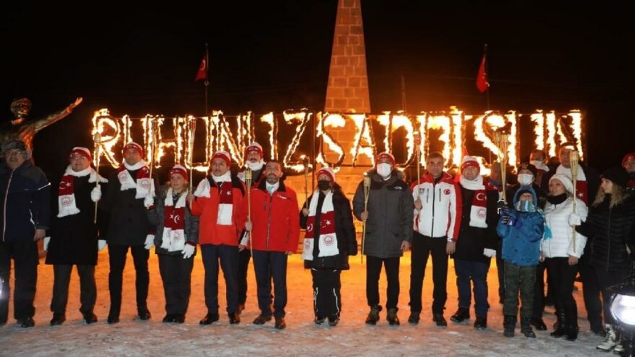 Sarıkamış şehitleri için eksi 10 derecede meşaleli yürüyüş!