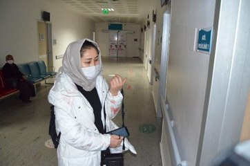 EŞİNİ PARKE TAŞIYLA DÖVEN, AYIRMAK İSTEYEN KOMŞULARA SALDIRAN KOCA SERBEST