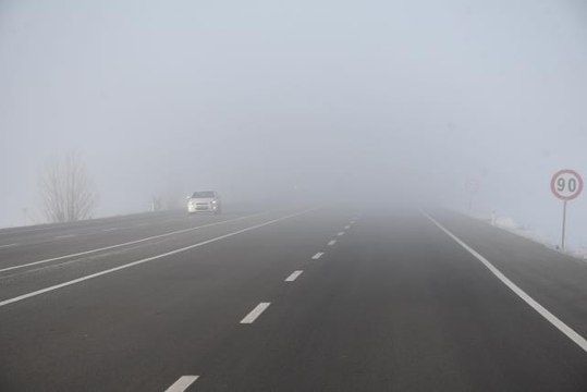 Sivas-Erzincan kara yolunda yoğun sis etkili oldu
