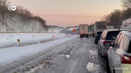 बर्फ में लगा 90 किलोमीटर लंबा जाम