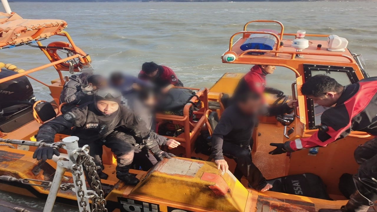 전남 진도 해상 어선 충돌...4명 구조·한국인 1명 구조 중 / YTN