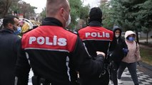 KIRKLARELİ - Polis ekipleri vatandaşlara maske dağıttı