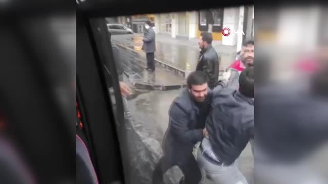 Son dakika: Beni götüreceksin dedi, minibüs şoförü ile yumruk yumruğa kavga etti... O anlar kamerada
