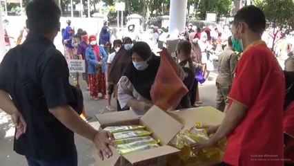 Warga Serbu Pasar Murah Minyak Goreng di Tangerang