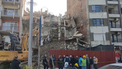 Bina yıkımı sırasında bitişikteki apartmanın 2 dairesi zarar gördü