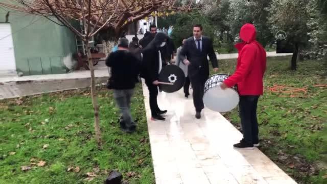 Germencik'te arıcılık kursuna devam eden girişimcilere kovan desteği