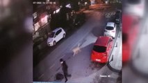 Sokak köpeklerinin bir gence saldırısı kameraya yansıdı