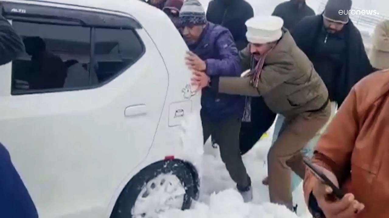 فيديو: مصرع 16 شخصا على الأقل جرّاء عاصفة ثلجية...