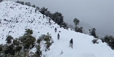 Salute! তুষারপাতের মাঝেও কাশ্মীরে অতন্দ্র প্রহরায় ভারতীয় সেনা জওয়ান |Oneindia Bengali