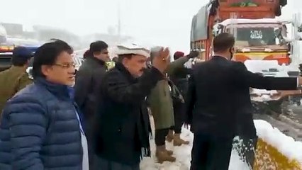 A hó fogságában rekedve várják sokan a segítséget Pakisztánban, halottak is vannak