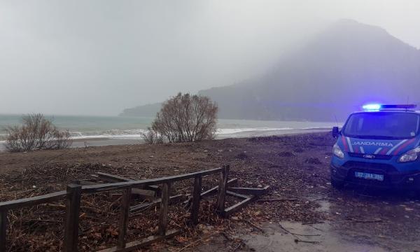 SAHİLDE DERE YATAĞINI GEÇMEK İSTERKEN DALGALARA KAPILAN KADIN TURİST KAYBOLDU