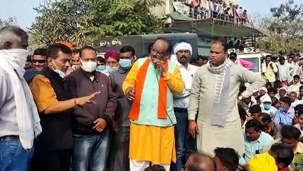 सांसद ने कहा बजाओ ताली किसानों ने किया इंकार, देखें वीडियो