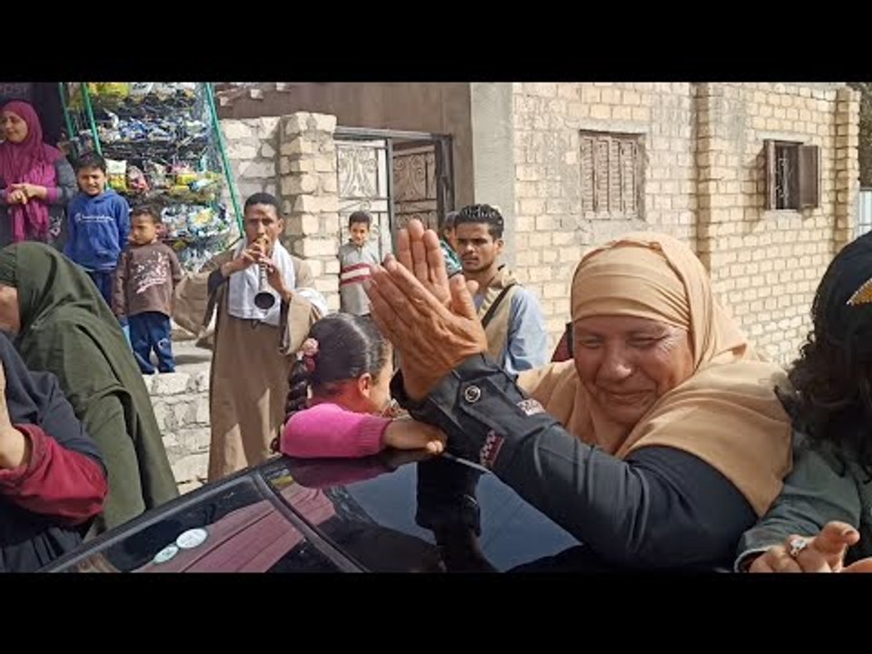 بعد تكريم السيسي لها.. أهالي التل الكبير يستقبلون الحاجة فاطمة بالمزمار