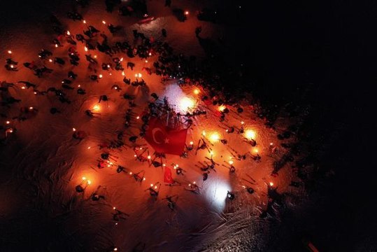 Sarıkamış şehitleri anısına Uludağ'da meşaleli kayak gösterisi