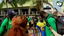 زوجة لاعب سيراليون تودعه بطريقة أثارت الجدل.. شاهد ماذا فعلت