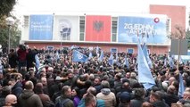 Son dakika gündem: Arnavutluk'ta ana muhalefet partisi ikiye bölündüEski Başbakan Berisha destekçileri parti binasını bastı