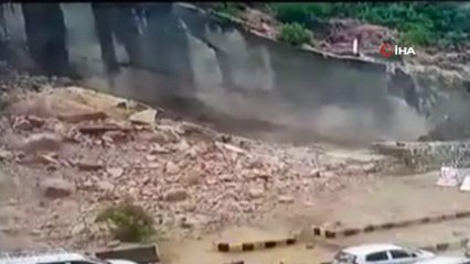 Hindistan'da heyelan Cemmu-Srinagar Ulusal Otoyolu'nu trafiğe kapattı