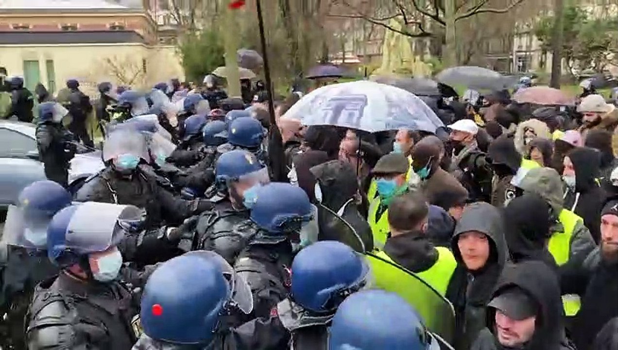 Les anti-pass et antivax protestent en France et en Autriche