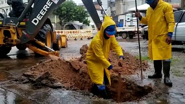 Vizinhos de prédio que desabou ficam sem água neste sábado após vazamento