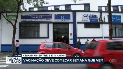 Download Video: A vacinação de crianças entre 5 e 11 anos deve começar na semana que vem. Postos de saúde abriram neste sábado para atender quem tinha sintomas de gripe e covid.