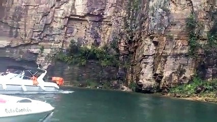 "É normal isso, cara?", pergunta um turista ao ver primeiras pedras caindo do paredão