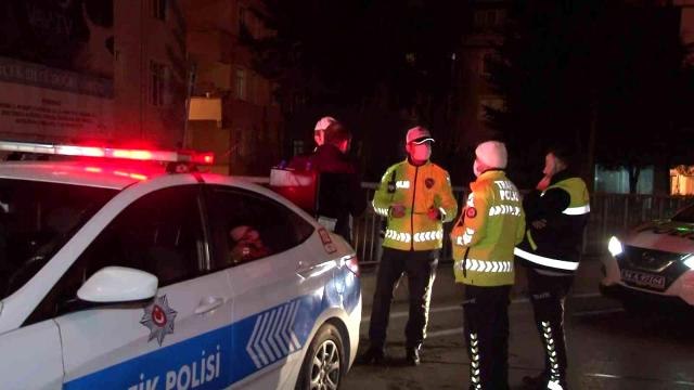 Üsküdar'da alkollü sürücünün bariyerlere çarptığı lüks cip hurdaya döndü