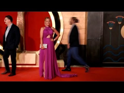 بعد غياب.. ظهور ريم البارودي في مهرجان أسوان بفستان بينك