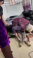 Chị U100 dẫn em gái 81 tuổi đi gội đầu: Dù có lớn thì vẫn mãi là đứa em bé bỏng của chị